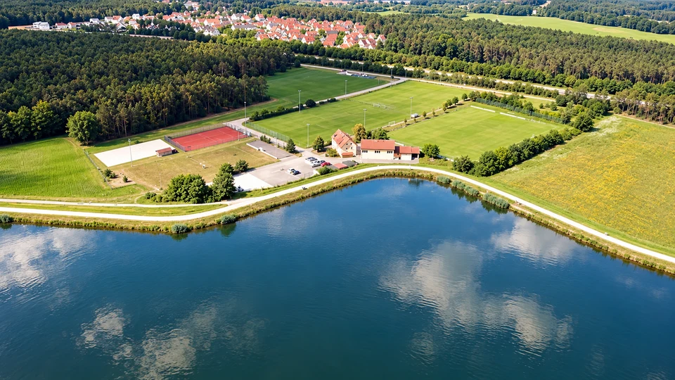 Aufgewertete Luftaufnahme des Sportparks am Kanal mit Spazierweg