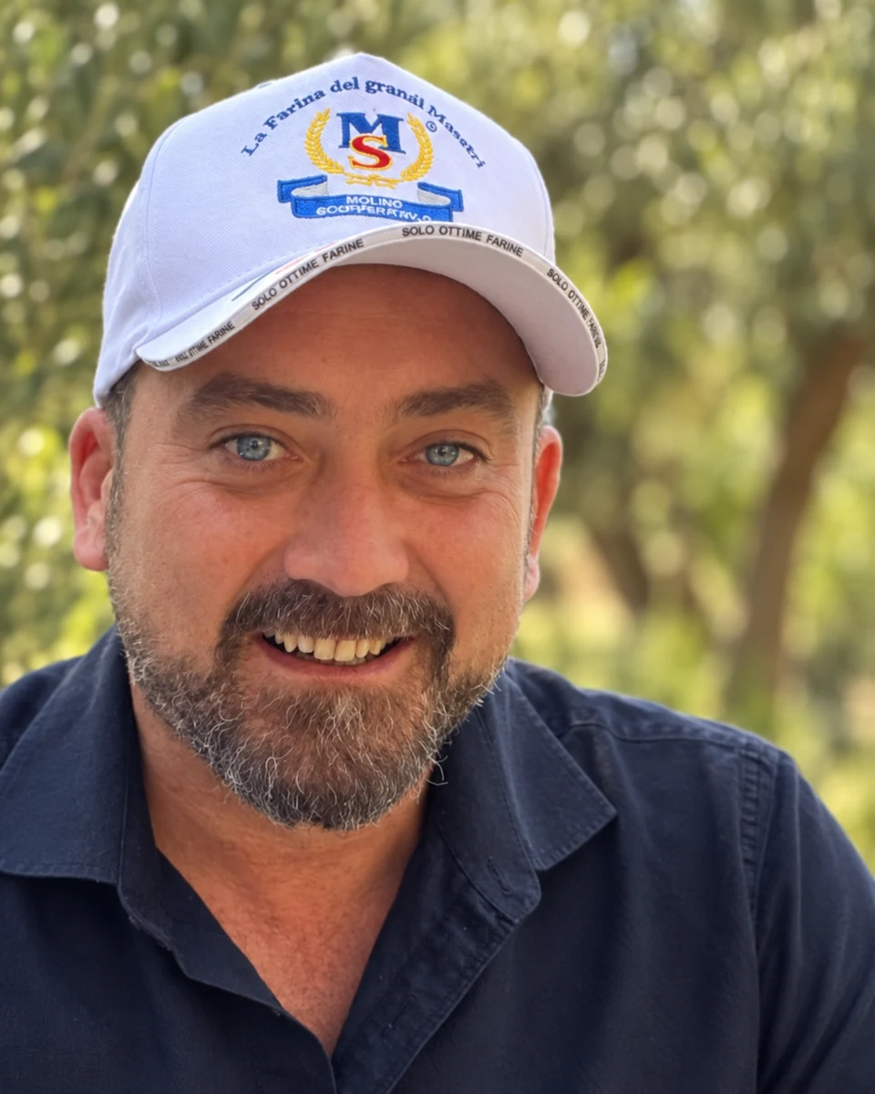 Pietro Carrano mit weißer Kappe und dunklem Polo